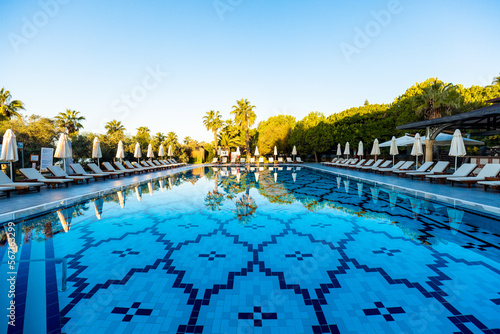 Foto perfect summer day at a luxury resort with deck chairs and parasols waiting by a