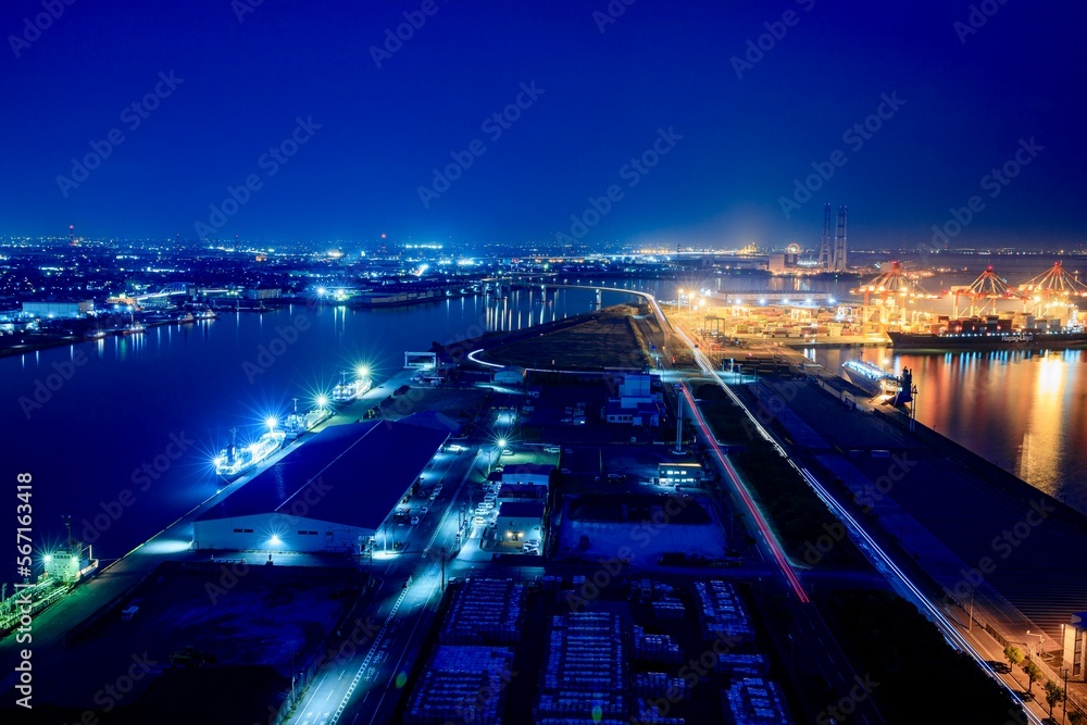 四日市港　いなばポートラインと四日市港の夜景