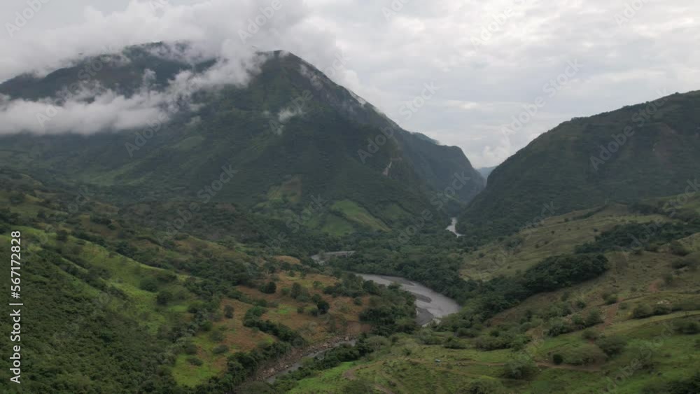 Nubes entre montañas.