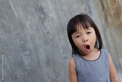 Fotografia young girl gawks or gaping with industrial background