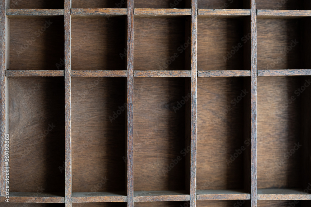 cajón de madera con muchas divisiones cuadriculadas, , vista cenital