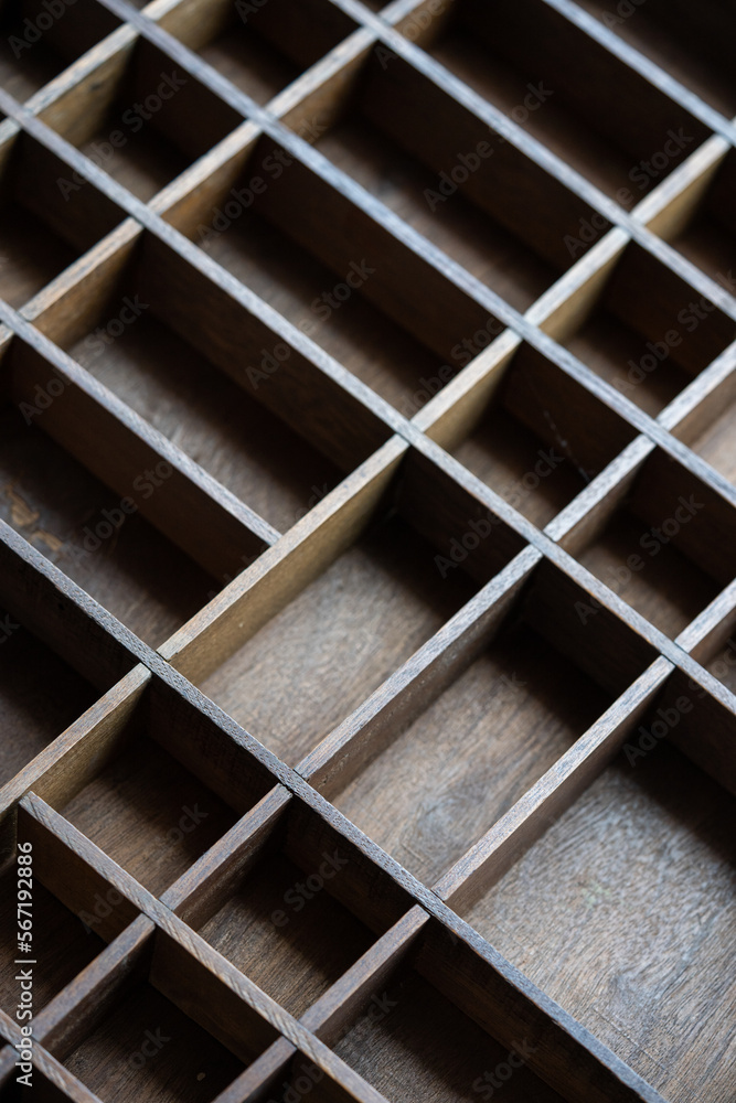 cajón de madera con muchas divisiones cuadriculadas, , vista cenital