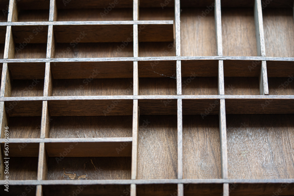 cajón de madera con muchas divisiones cuadriculadas, , vista cenital