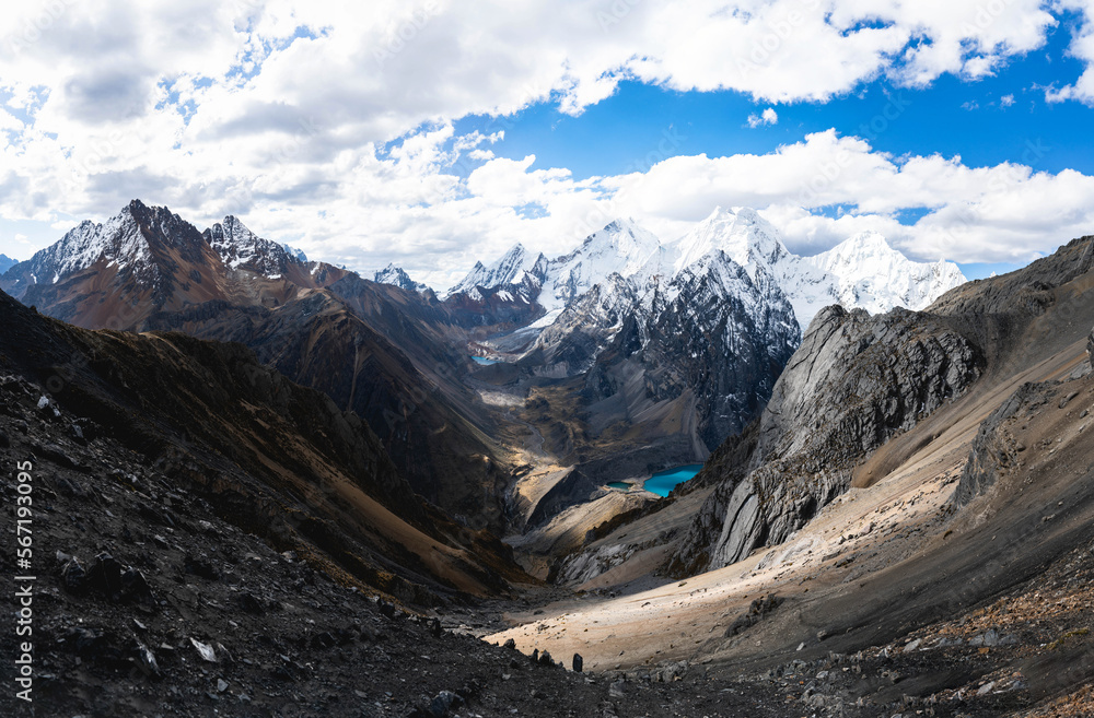 Obraz premium Paso del mirador de Santa Rosa en la cordillera de los Andes Peruanos