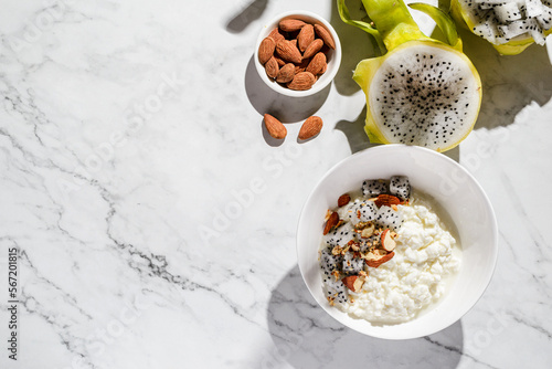 Tableau sur toile cottage cheese with almonds and pitahaya