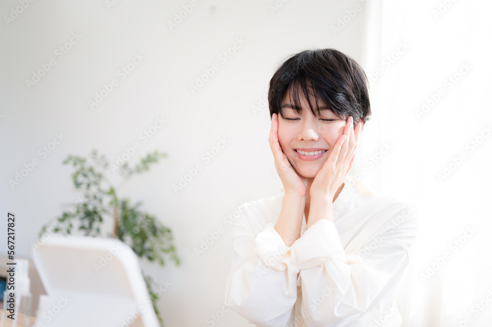 スキンケア効果を実感する女性