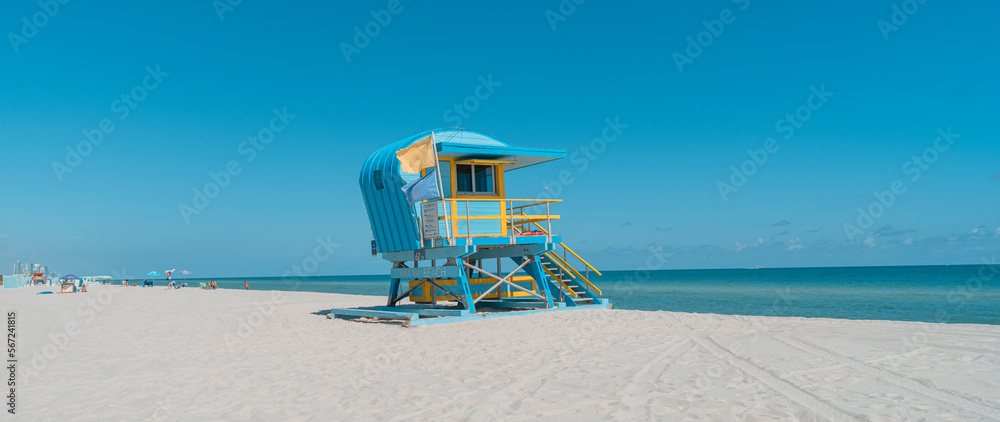 Naklejka premium lifeguard tower on the beach beautiful miami 