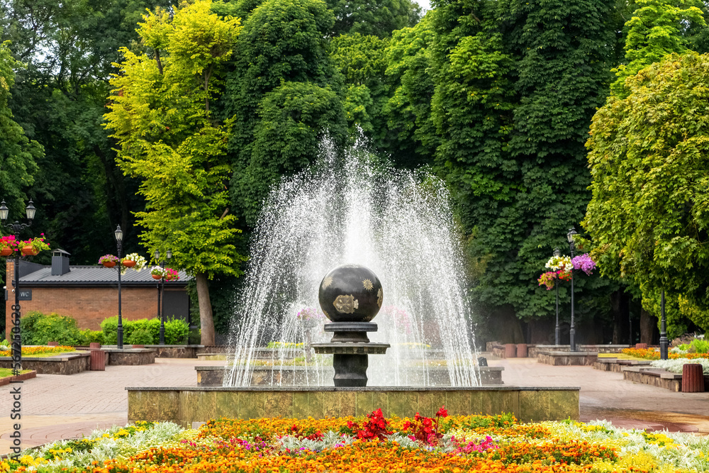 Naklejka premium Taras Shevchenko Square in Khmelnytskyi with a fountain in summer