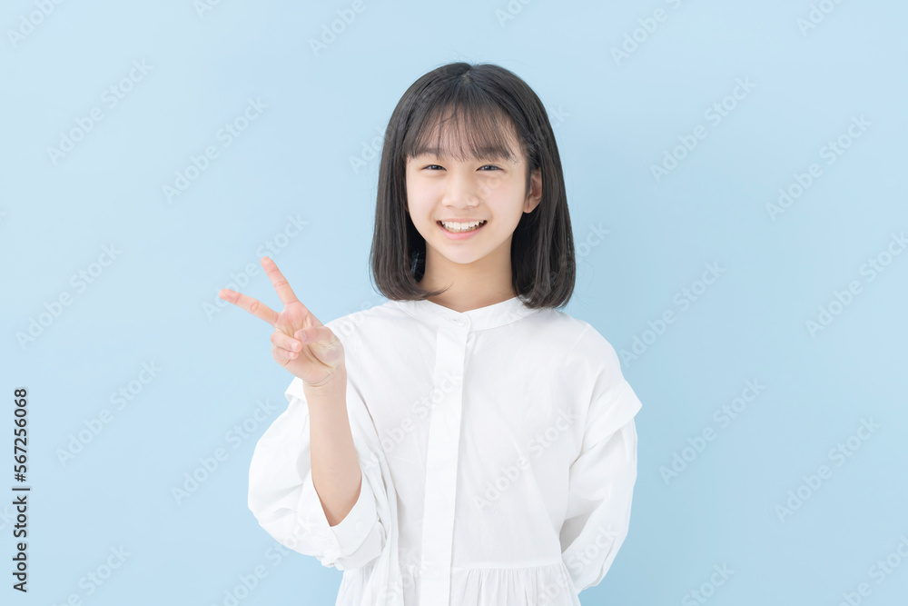 ピース・女の子・ブルーバック ピース・女の子・ブルーバック