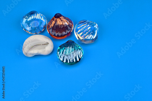 ブルーの背景にガラスの貝殻等 © hidef
