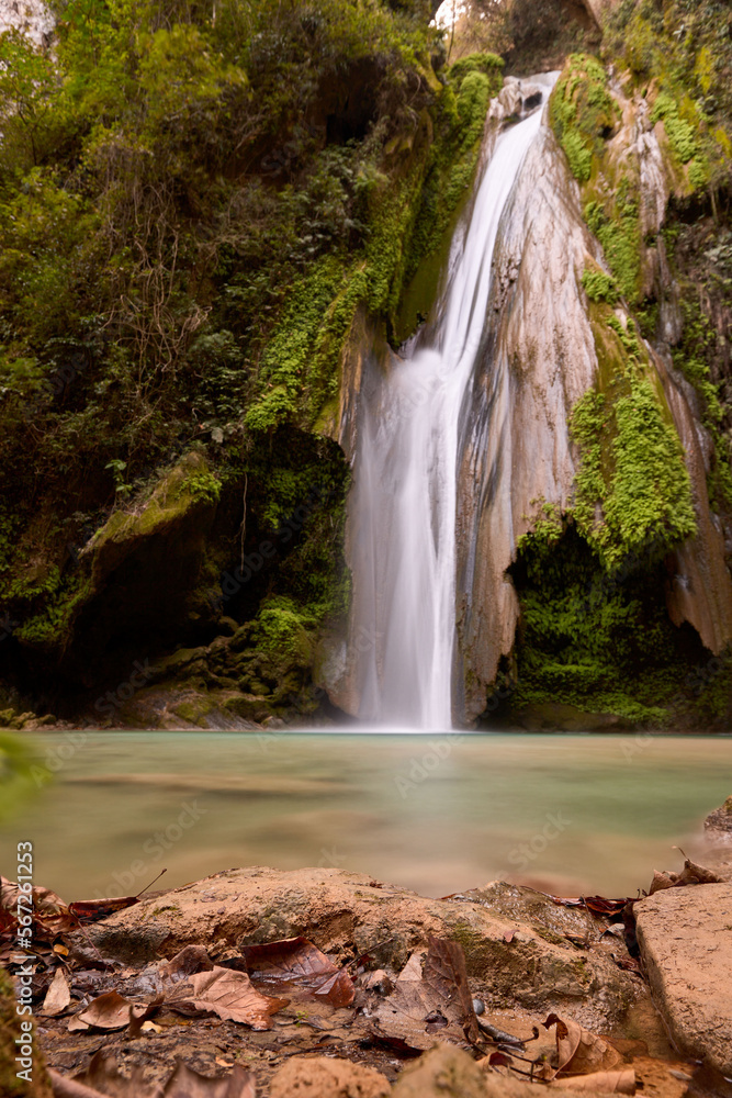 Fototapeta premium Chuveje waterfall in Querétaro, Mexico