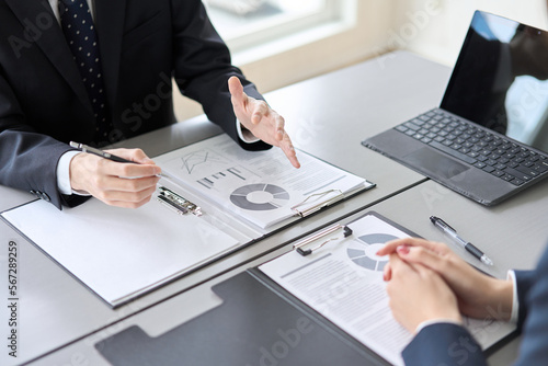 Fototapeta ミーティングで説明を行うビジネスマンの手元