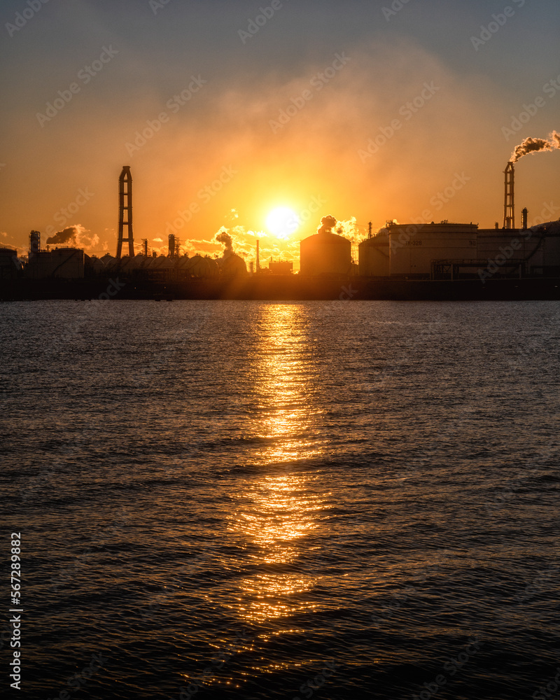 茨城県鹿嶋市　港公園の工場群と朝陽
