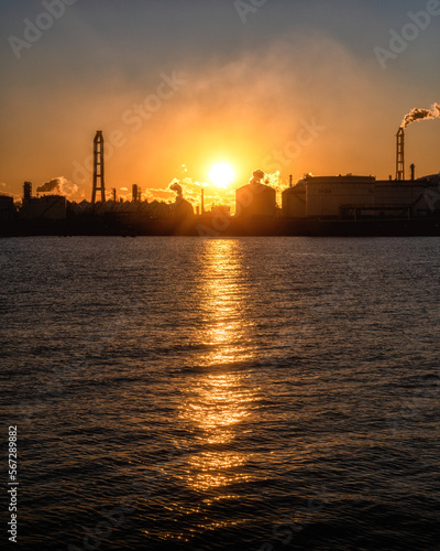 茨城県鹿嶋市 港公園の工場群と朝陽