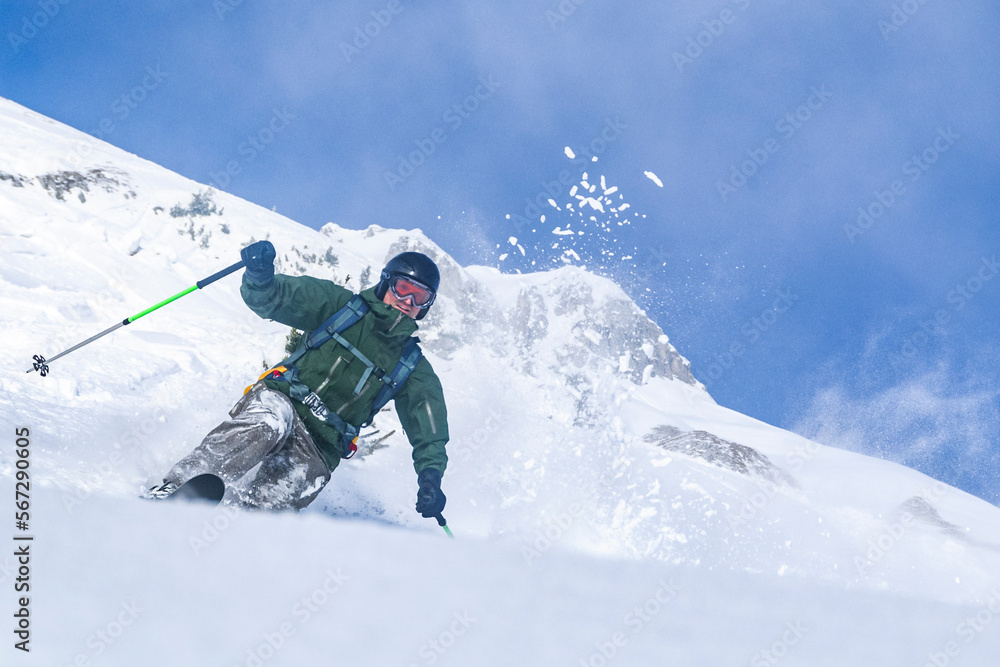 Dynamisch und kraftvollunterwegs im Tiefschnee mit Telemark-Skiern