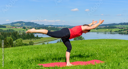 Körperbeherrschung und Muskelkraft trainieren bei Pilates-Übungen draussen in der Natur 