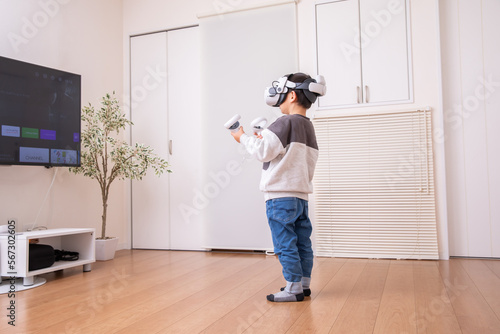 VRヘッドセットを装着した子供