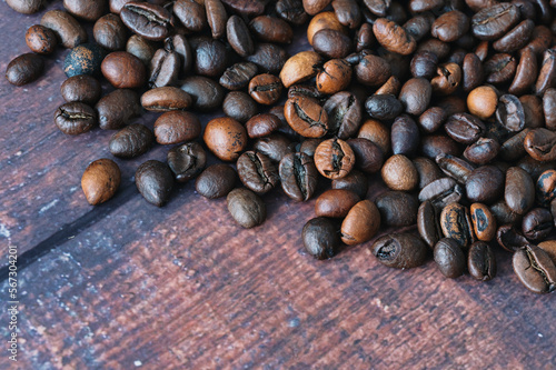 Nahaufnahme von gerösteten Kaffeebohnen auf braunem Untergrund photo