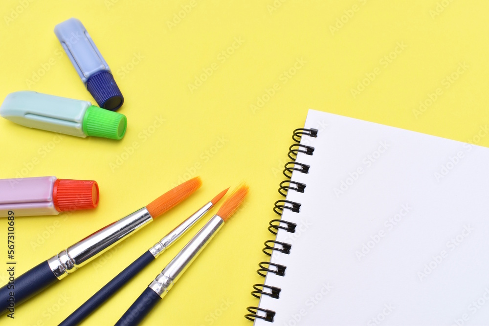 絵の具とスケッチブック 絵の具とスケッチブック