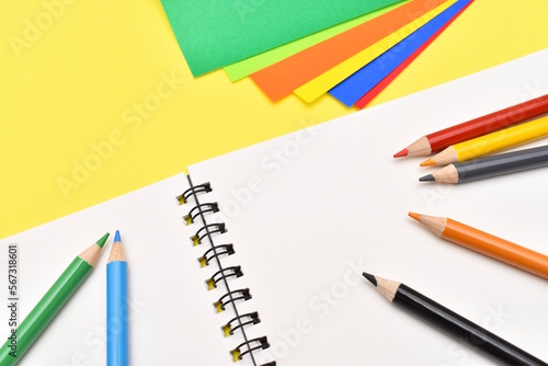 色鉛筆と折り紙