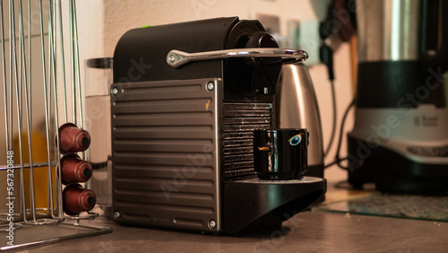 Une machine à café qui sert du café dans une tasse photo