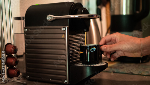 Une machine à café qui sert du café dans une tasse photo