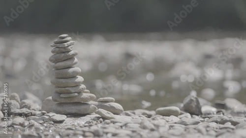 Kleine Wasserströmung im Fluss
