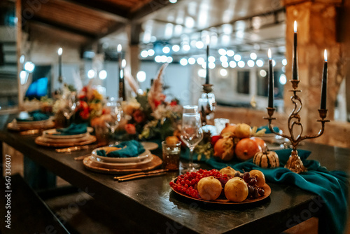 Exquisite, elegant golden and blue table set decoration