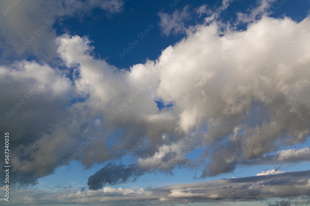 Obraz premium Blue sky with clouds background overlay. Ideal for sky replacement 