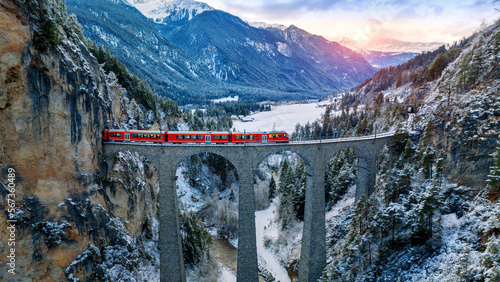 Photo Aerial view of Train passing through famous mountain in Filisur, Switzerland