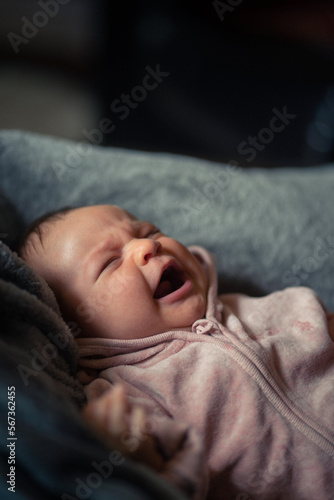 Weinendes Baby auf einer grauen Felldecke