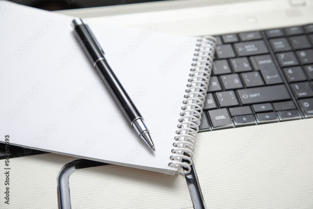 Pen and notepad on the computer keyboard. Pen and notepad on the computer keyboard.