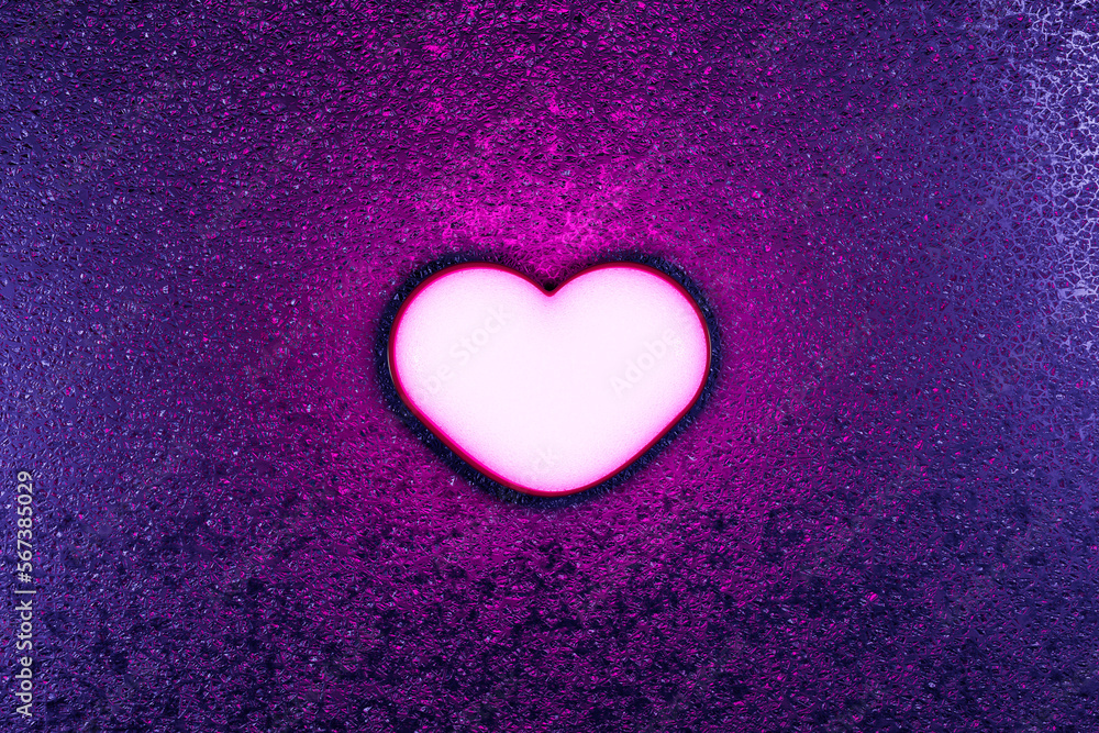Obraz premium Purple neon light hearth dark concept