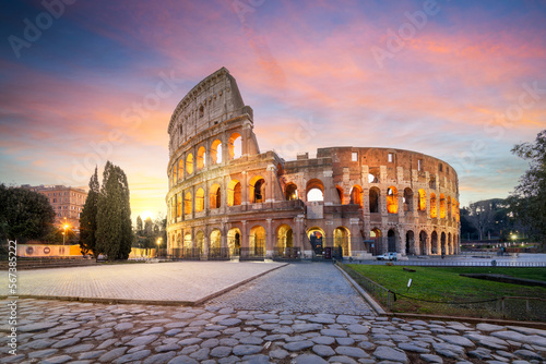 Photo The Colosseum in Rome, Italy at dawn.