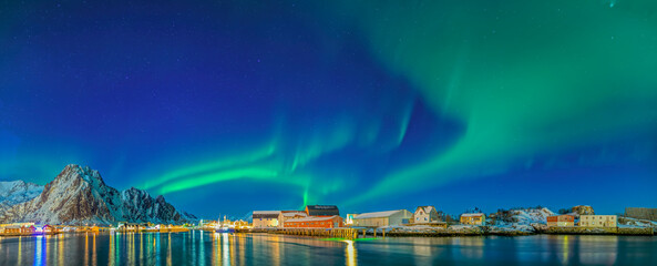 Papier peint photo Lofoten Lumière polaire sur Svolvaer, Lofoten  © Blickfang
