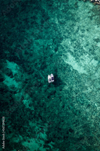 bateau dans un lagon naviguant sur une mer avec l'eau bleue azure et transparente. esprit de vacance. Majorque (Mallorca), iles Baléares, Mer Mediterrannée, Espagne