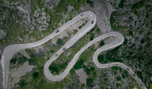 route de montagne sinueuse avec des virages qui serpentent en Ardeches, France, Europe