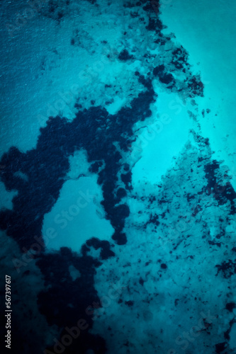 bateau dans un lagon naviguant sur une mer avec l'eau bleue azure et transparente. esprit de vacance. Majorque (Mallorca), iles Baléares, Mer Mediterrannée, Espagne