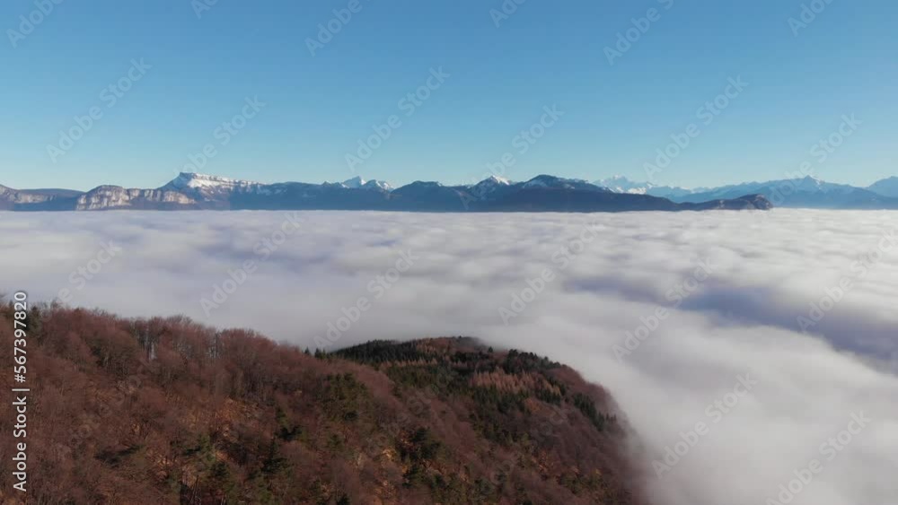 Vue aérienne du massif des Bauges émergeant d'une mer de nuages avec le massif du Mont-blanc en arrière plan-Vue depuis le Massif de la Chartreuse Vue aérienne du massif des Bauges émergeant d'une mer de nuages avec le massif du Mont-blanc en arrière plan-Vue depuis le Massif de la Chartreuse