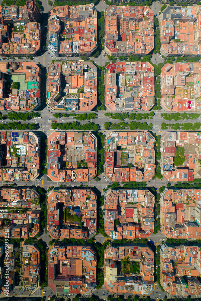 Fototapeta premium vue aérienne de la ville de Barcelone, et ses rues et bâtiments en cadrillage ou grille carré.