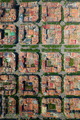 vue aérienne de la ville de Barcelone, et ses rues et bâtiments en cadrillage ou grille carré.