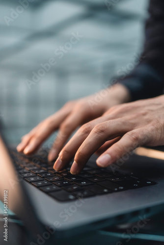 Cuadro en lienzo Hände schreiben auf Tastatur