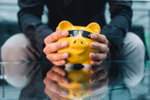Fotografie Cooles gelbes Sparschwein mit Geld