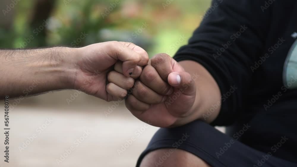 Diversidad. Jóvenes chocando el puño. Relación de negocios concretada. Adolescentes consiguiendo logros con su compañero