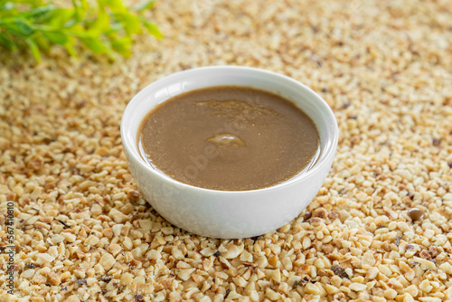Hazelnut paste for use in the manufacture of chocolate, biscuits, ice cream, wafers and pastries, Hazelnut paste on cracked nuts