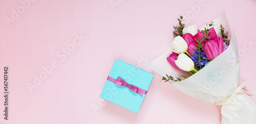 Bouquet and gift box pink background © aprilante