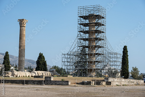 Eingerüstete antike Säule im Olympieion, Athen, Griechenland photo