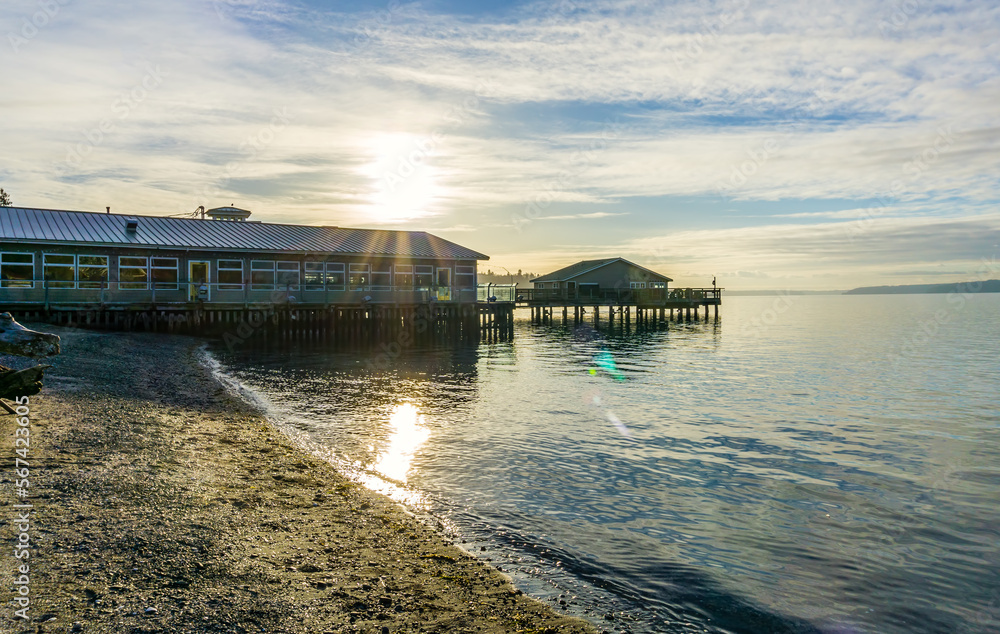 Obraz premium Hazy Sun Over Pier 2