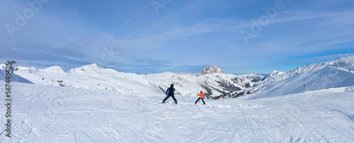Schönes Winterpanorama im Skigebiet Wildkogel bei Bramberg in Österreich, mit Skifahrer an der Piste.