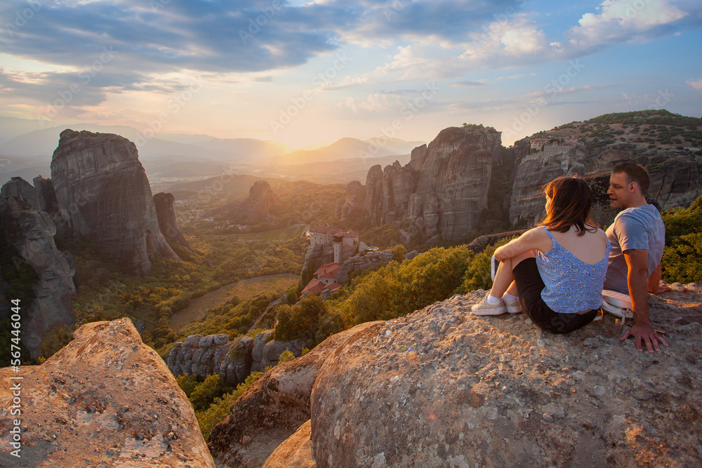 Coussins décoratifs Love couple sitting on a rock overlooking Meteora at  sunset. Travel in Greece. - Nikkel-Art.fr